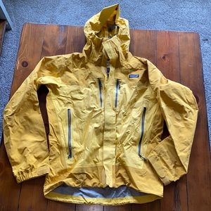 Men’s Patagonia raincoat